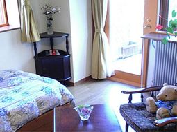 明るい居室の様子