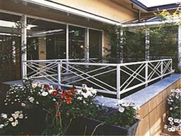 花と緑に囲まれたテラス