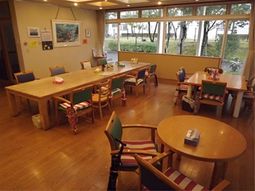 広々明るい食堂空間