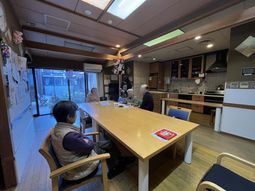 自然光が差し込む食堂