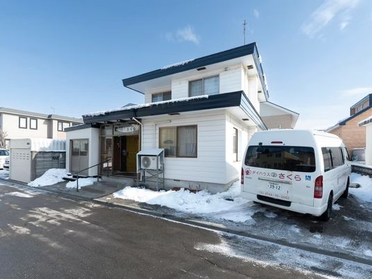 雪の日の建物外観  