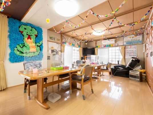 明るい装飾の共用リビング  