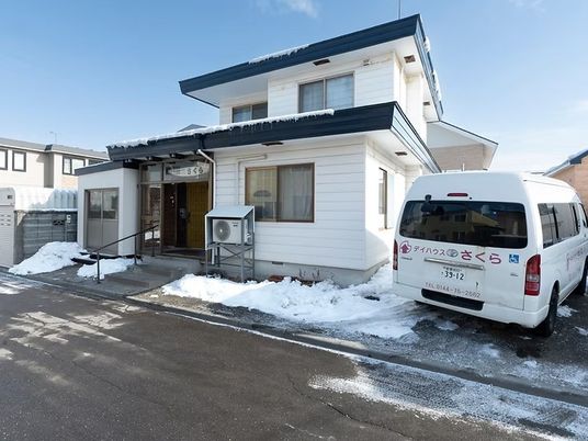 雪の日の建物外観  