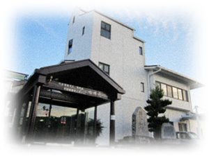 白い建物外観