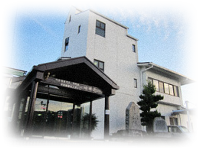 白い建物外観
