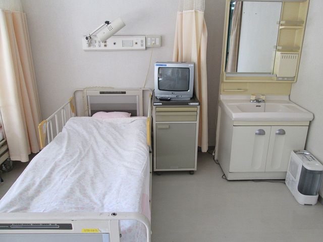 ベッドと洗面台の居室 居室 シンプルな居室にはベッドと洗面台があり、プライベートな時間をリラックスして過ごせます。