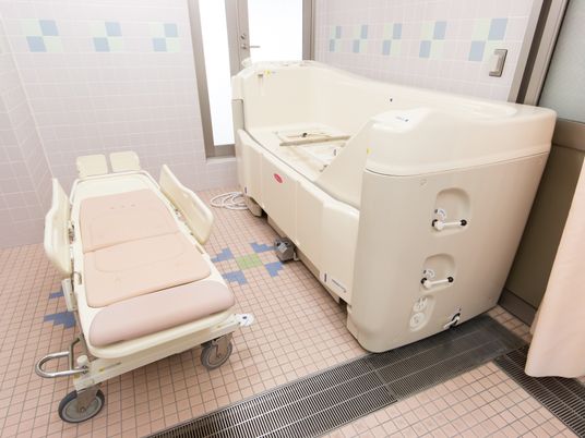 介護用浴槽とベッド