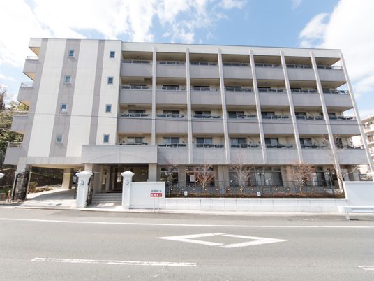 多階建てのモダンな外観