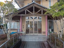 木立に囲まれたエントランス