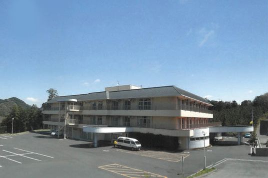 落ち着いた色合いの建物外観