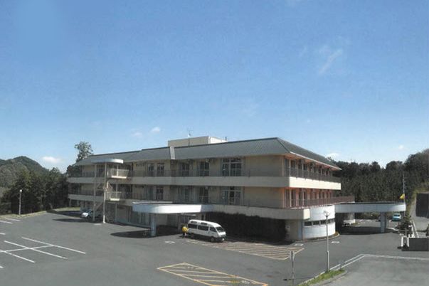 落ち着いた色合いの建物外観