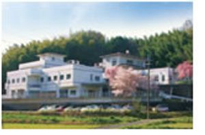 白い建物の外観