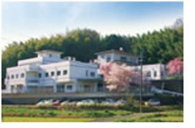 白い建物の外観