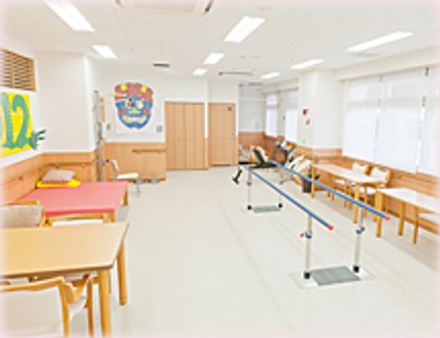 手すり付き訓練室 機能訓練室 手すりが備わった明るいトレーニングルームです。快適な環境でのリハビリが可能です。