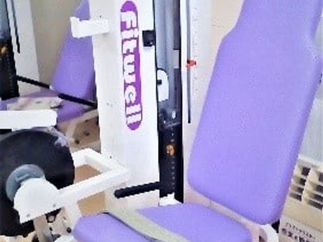 機械の運動スペース 機能訓練室 機能訓練室には、健康維持に役立つ最新のトレーニング機械が揃っています。利用者の様子に合わせたサポートができます。