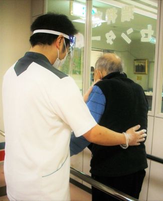 介護士が介助する場面