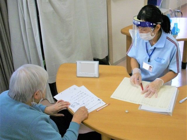 対面での相談風景 スタッフイメージ スタッフが利用者と向き合い、丁寧に相談を行っています。働く環境として安心です。