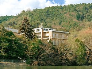 山に囲まれた外観  