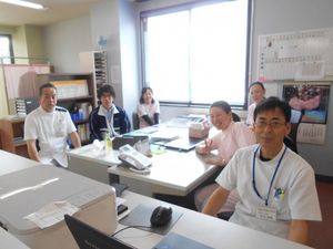 明るい事務室で働く職員  
