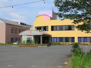 彩色の施設外観  
