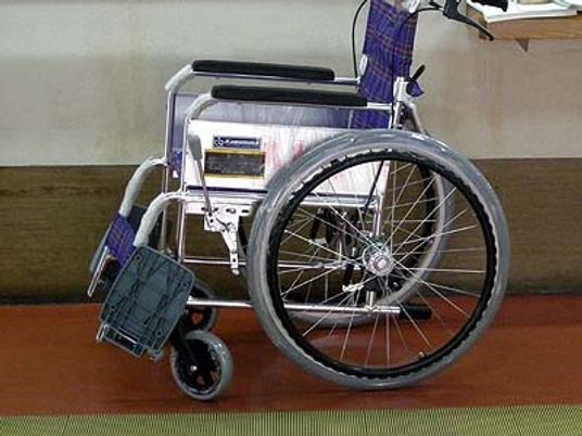 車椅子が置かれた廊下  