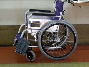 車椅子が置かれた廊下  