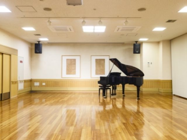 グランドピアノのある部屋 多目的室 グランドピアノが置かれた広々とした空間は、様々なイベントに対応可能です。自然光が差し込みます。