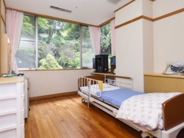 光が差し込む居室 居室 大きな窓から自然光がたっぷりと入り、快適に過ごせるプライベート空間です。