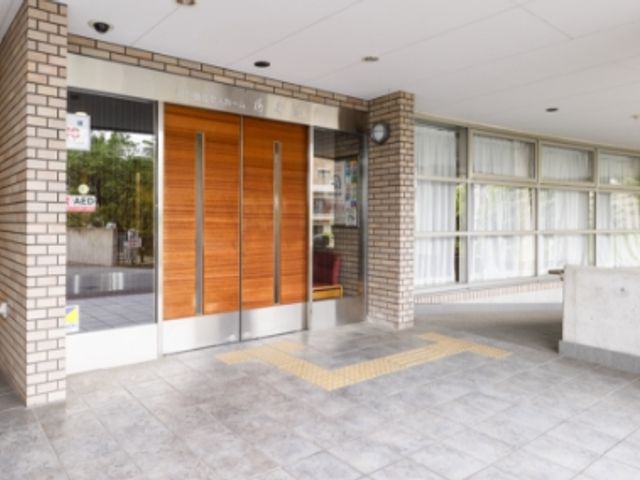 車椅子対応の入口 エントランス 幅広の木製ドアが特徴的です。敷地全体にバリアフリー設計が施されています。