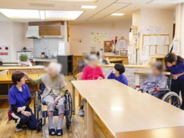 明るい共有スペース ラウンジ 明るい広々としたスペースで、利用者が交流を楽しんでいます。車椅子対応の快適な環境です。