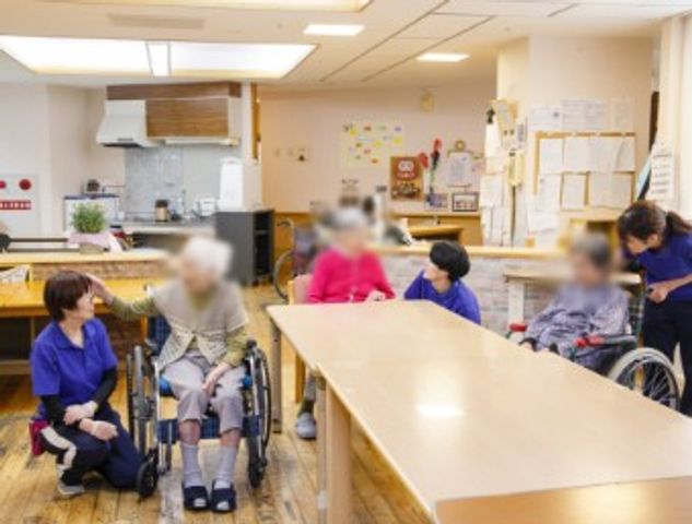 明るい共有スペース ラウンジ 明るい広々としたスペースで、利用者が交流を楽しんでいます。車椅子対応の快適な環境です。