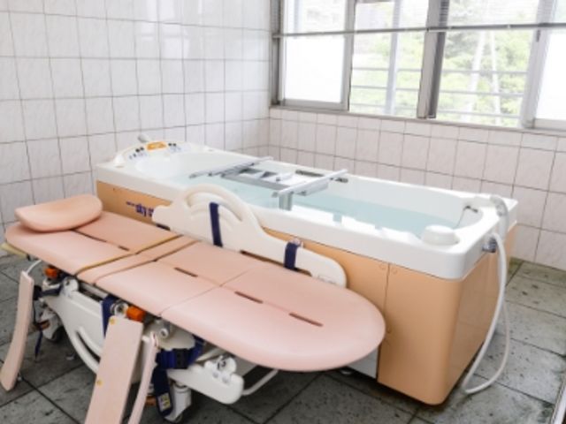 明るい浴室 浴室 自然光が差し込む明るい空間で、ゆったりとしたお風呂を楽しむことができます。