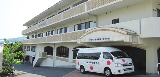 白い建物の外観
