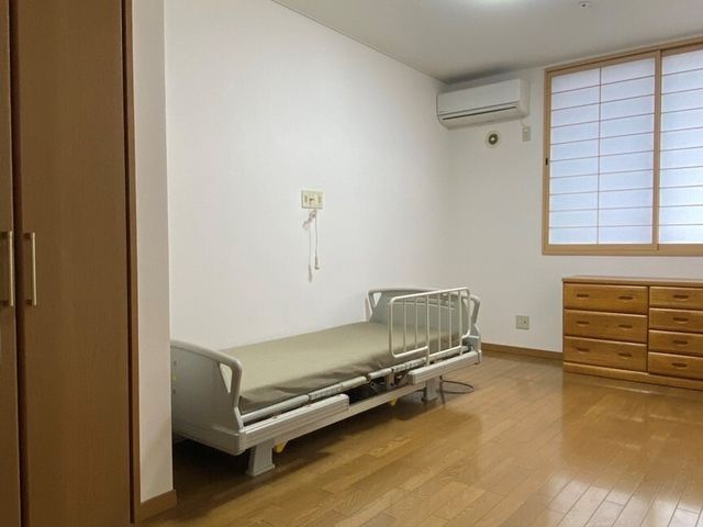 清潔な居室の一角 居室 広くて木目調の温かみのある居室です。ゆとりを持って過ごせる環境が整っています。