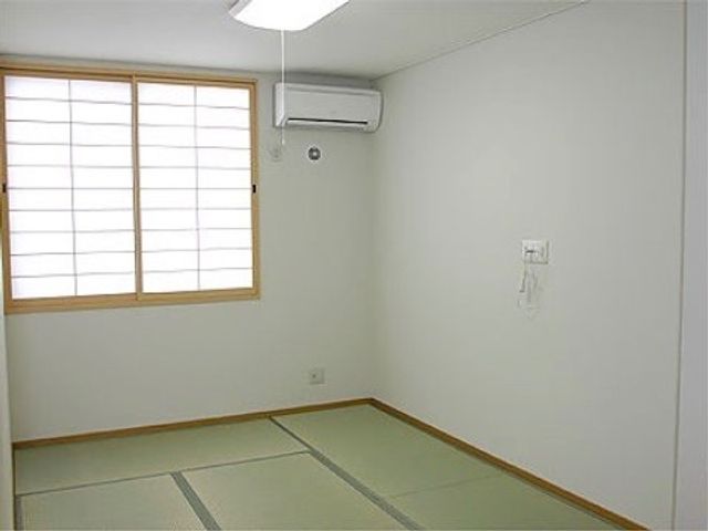 清潔な和室空間 居室 落ち着いた雰囲気の清潔な和室で、ゆったりとした時間を過ごせる環境が整っています。