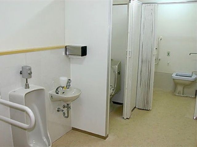 バリアフリートイレ空間 トイレ 手すり付きで安全に配慮された清潔なトイレ空間です。ゆとりを持って使いやすい造りになっており、快適にご使用いただけます。
