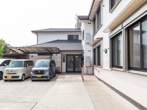 駐車場のある外観