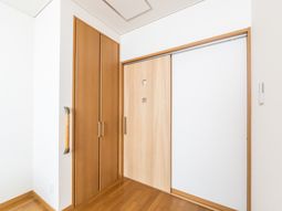 木製の扉とクローゼット
