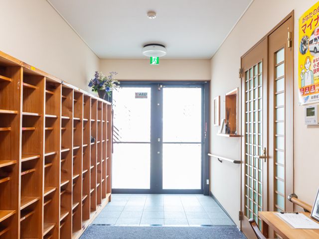 広い廊下とドア 廊下 ドアが開けやすい広い廊下です。明るく花が飾られている空間で、清潔感があります。