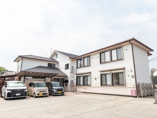 駐車場と建物の外観