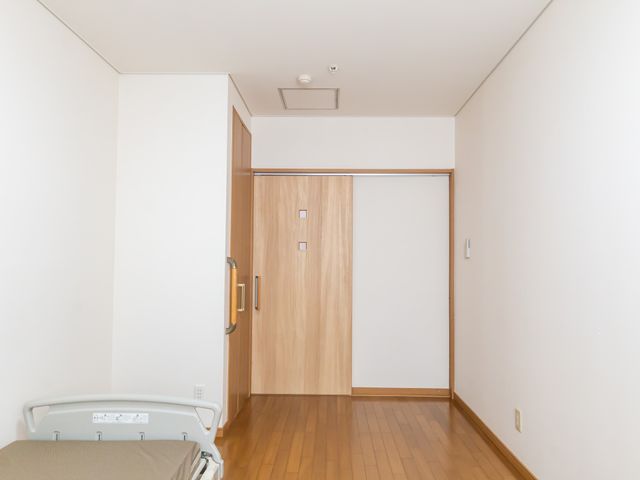 木製ドアの居室 居室 清潔感のある居室は木製の引き戸でプライバシーをしっかり守ります。暖かみのある床も魅力です。