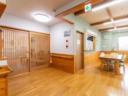 明るい木目調の部屋