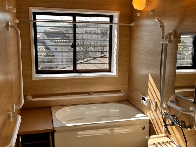 安全な設計の浴室 浴室 手すりが完備された清潔感のあるバスルームです。安全に配慮された設計で、心地よい入浴時間をお過ごしいただけます。