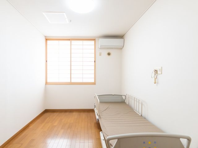 シンプルな居室 居室 シンプルで落ち着いた居室です。窓からは自然光が入り、明るい雰囲気を感じられます。