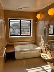 快適設備の明るい浴室