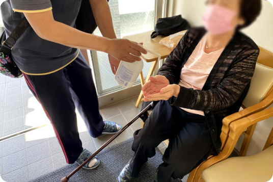 手の消毒をする場面