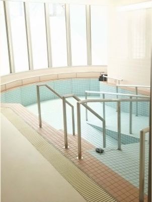 清潔で広々とした浴室