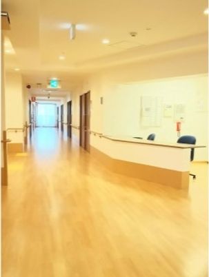 広く清潔な廊下の光景
