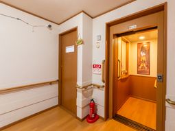 廊下に設置されたエレベーター