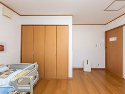 明るい居室の様子